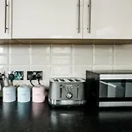 Harrow Road Stay Central+Parking